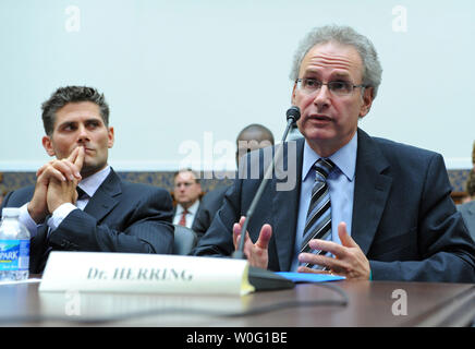 Hareng Stanley (R), Président, Sous-comité sur l'éducation et de défense des intérêts, de la tête, du cou et de la colonne vertébrale de la NFL et médecin de l.Seattle Seahawks et les Mariners de Seattle, témoigne aux côtés de Sean Morey, ancien receveur de la NFL et actuel membre du conseil exécutif de l'Association des joueurs de la NFL.au cours d'une maison, l'éducation et du travail sur l'audience du comité de la protection de la Loi sur les étudiants athlètes de commotions, à Washington le 23 septembre 2010. UPI/Kevin Dietsch Banque D'Images