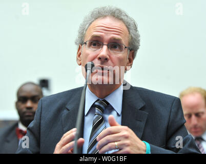 Hareng Stanley, président, Sous-comité sur l'éducation et de défense des intérêts, de la tête, du cou et de la colonne vertébrale de la NFL et médecin de l.Seattle Seahawks et les Mariners de Seattle, témoigne d'une maison au cours de l'enseignement supérieur et du travail du Comité sur la protection de la Loi sur les étudiants athlètes de commotions, à Washington le 23 septembre 2010. UPI/Kevin Dietsch Banque D'Images