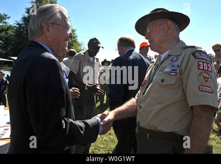 L'ancien secrétaire à la défense Donald Rumsfeld accueille un Eagle Scout lors d'une réception à l'Eagle Scout Star-Spangled Camporee et la célébration du 100e anniversaire de la Boy Scouts of America à Fort McHenry à Baltimore le 2 octobre 2010. UPI/Kevin Dietsch Banque D'Images