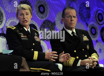 Le général Ann Dunwoody, commandant général de l'armée américaine Commande de matériel et la première femme général quatre étoiles, et chef de l'état-major des adm. Michael Mullen participer à Fortune's 'plus puissant au sommet des femmes à Washington le 6 octobre 2010. UPI/Roger L. Wollenberg Banque D'Images