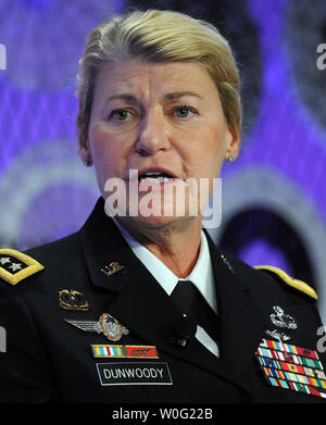 Le général Ann Dunwoody, commandant général de l'armée américaine Commande de matériel et la première femme général quatre étoiles, participe à la Fortune 'plus puissant au sommet des femmes à Washington le 6 octobre 2010. UPI/Roger L. Wollenberg Banque D'Images