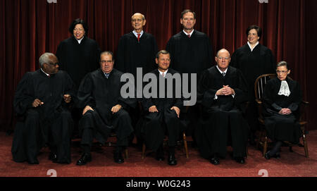 La Cour suprême des États-Unis s'asseoir pour une photo de groupe dans l'est la salle de conférence de la Cour suprême à Washington le 8 octobre 2010. Les juges sont (première rangée à partir de la gauche), Clarence Thomas, Antonin Scalia, John G. Roberts (Juge en chef), Anthony Kennedy, Ruth Bader Ginsburg ; (rangée arrière de gauche) Sonia Sotomayor, Stephen Breyer, Sameul Alito et Elena Kagan, le nouveau membre de la Cour. UPI/Roger L. Wollenberg Banque D'Images