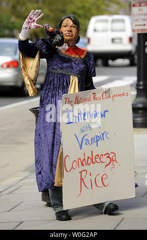 Les protestataires se tiennent à l'extérieur comme l'ancien secrétaire d'État Condoleezza Rice parle au National Press Club à Washington le 15 octobre 2010. Son apparition coïncide avec la publication de son nouveau livre sur son enfance à Birmingham, en Alabama, la ségrégation raciale. UPI/Roger L. Wollenberg Banque D'Images