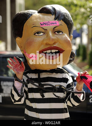 Les protestataires se tiennent à l'extérieur comme l'ancien secrétaire d'État Condoleezza Rice parle au National Press Club à Washington le 15 octobre 2010. Son apparition coïncide avec la publication de son nouveau livre sur son enfance à Birmingham, en Alabama, la ségrégation raciale. UPI/Roger L. Wollenberg Banque D'Images