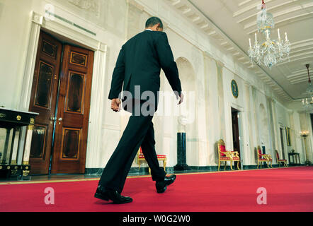 Le président Barack Obama quitte une conférence de presse dans la East Room à la Maison Blanche à Washington le 3 novembre 2010. À la suite de la républicains, élections à mi-mandat ont pris le contrôle de la Chambre des Représentants. UPI/Kevin Dietsch Banque D'Images