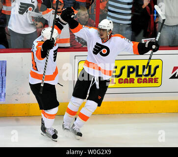 Les Flyers de Philadelphie' Darroll Powe (R) célèbre avec coéquipier Kimmo Timonen après Powe marqué contre les Capitals de Washington au cours de la première période à la Verizon Center à Washington le 7 novembre 2010. UPI/Kevin Dietsch Banque D'Images