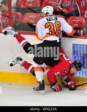 Les Flyers de Philadelphie' Darroll Powe met les Capitals de Washington Mike Green dans les conseils scolaires pendant la deuxième période au Verizon Center à Washington le 7 novembre 2010. UPI/Kevin Dietsch Banque D'Images