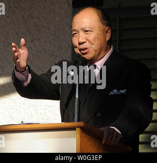 U.S. Mint Directeur Ed Moy introduit l'Abraham Lincoln Presidential Pièce de un dollar pour marquer le 147e anniversaire de la livraison du discours de Gettysburg au président Lincoln's Cottage, maison de retraite des Forces armées, à Washington le 19 novembre 2010. UPI/Roger L. Wollenberg Banque D'Images