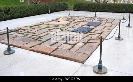 La tombe du Président John F. Kennedy est vue sur le 47e anniversaire de son assassinat, au cimetière national d'Arlington à Arlington, en Virginie, le 22 novembre 2010. UPI/Kevin Dietsch Banque D'Images