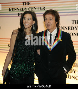 Sir Paul McCartney, chanteur, auteur-compositeur et l'ancien Beatle, un 2010 Kennedy Centre Honoree, pose avec petite amie Nancy Shevell pour les photographes sur le tapis rouge à leur arrivée pour une soirée de divertissement de gala au Kennedy Center, le 5 décembre 2010, à Washington D.C., Les récompenses sont décernées chaque année sur cinq artistes pour leurs réalisations de toute une vie dans les arts, culture et divertissement. UPI/Mike Theiler Banque D'Images