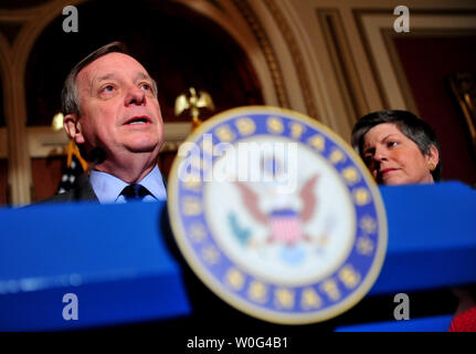 Adjoint au Chef de la majorité du Sénat Richard Durbin (D-IL) parle avec le secrétaire à la sécurité intérieure, Janet Napolitano, lors d'une conférence de presse sur le rêve, sur la colline du Capitole à Washington le 8 décembre 2010. Ce projet de loi prévoit certaines illégales et exotiques passibles d'élèves ayant obtenu leur diplôme d'écoles de nous l'occasion de gagner la mise en liberté sous condition de résidence permanente s'ils accomplissent deux ans dans l'armée ou de deux ans à quatre ans d'une institution d'enseignement supérieur. UPI/Kevin Dietsch. Banque D'Images