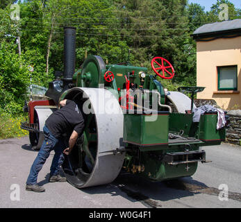 Leap, West Cork, Irlande, 27 juin 2019, sur l'un des jours les plus chauds de l'année avec des températures dans les vingt's ces boîtes du feu du moteur à vapeur devait encore nourris avec du charbon pour les garder en mouvement. Ils ont été recueillies lors d'un rassemblement organisé pour recueillir des fonds pour la RNLI. Aphperspective crédit/ Alamy Live News Banque D'Images