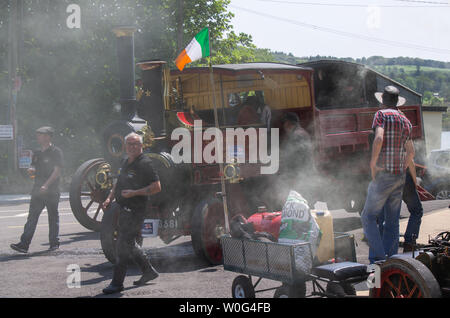 Leap, West Cork, Irlande, 27 juin 2019, sur l'un des jours les plus chauds de l'année avec des températures dans les vingt's ces boîtes du feu du moteur à vapeur devait encore nourris avec du charbon pour les garder en mouvement. Ils ont été recueillies lors d'un rassemblement organisé pour recueillir des fonds pour la RNLI. Aphperspective crédit/ Alamy Live News Banque D'Images