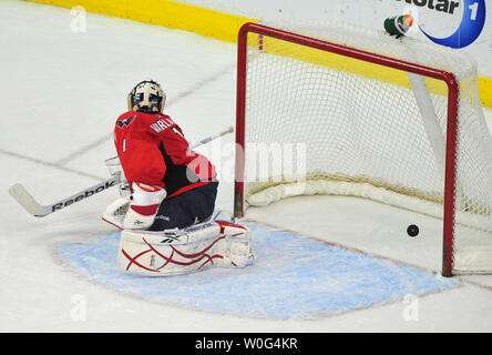 Le gardien des Capitals de Washington Semyon Varlamov est marqué par Anaheim Ducks' Ryan Getzlaf en heures supplémentaires au Verizon Center à Washington le 15 décembre 2010. Les canards défait les capitales 2-1. UPI/Kevin Dietsch Banque D'Images