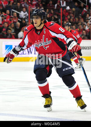 Les Capitals de Washington, Alex Ovechkin est perçu comme les capitales jouent les Anaheim Ducks au Verizon Center à Washington le 15 décembre 2010. Les canards défait les capitales 2-1. UPI/Kevin Dietsch Banque D'Images