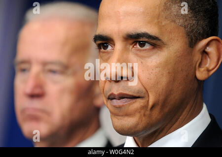 Le président américain Barack Obama fait une déclaration sur l'examen annuel entre dans la salle des conférences de presse Brady de la Maison Blanche à Washington le 16 décembre 2010. À gauche est le Vice-président Joe Biden. UPI/Roger L. Wollenberg Banque D'Images