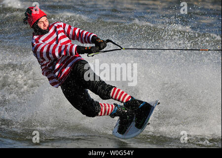 Un planchiste masculin vêtu comme un elfe effectue au cours de la 25e Water-Skiing Santa montrer sur la rivière Potomac au National Harbor dans le Maryland le 24 décembre 2010. UPI/Kevin Dietsch Banque D'Images