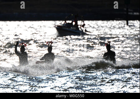 Kneeborders habillé comme un renne effectuer au cours de la 25e Water-Skiing Santa montrer sur la rivière Potomac au National Harbor dans le Maryland le 24 décembre 2010. UPI/Kevin Dietsch Banque D'Images