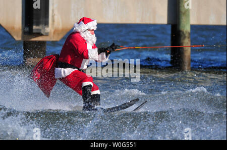 Un artiste interprète ou exécutant habillé en père Noël effectue au cours de la 25th annual Water-Skiing Santa montrer sur la rivière Potomac au National Harbor dans le Maryland le 24 décembre 2010. UPI/Kevin Dietsch Banque D'Images