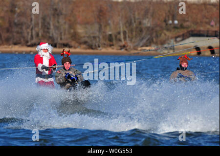 Les artistes interprètes ou exécutants habillé en père Noël et renne ski nautique et au cours de l'aquaplane 25th annual Water-Skiing Santa montrer sur la rivière Potomac au National Harbor dans le Maryland le 24 décembre 2010. UPI/Kevin Dietsch Banque D'Images