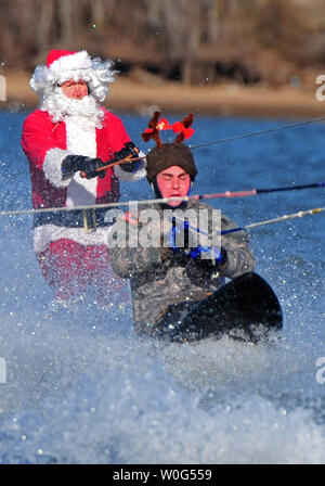 Les artistes interprètes ou exécutants habillé en père Noël et renne ski nautique et au cours de l'aquaplane 25th annual Water-Skiing Santa montrer sur la rivière Potomac au National Harbor dans le Maryland le 24 décembre 2010. UPI/Kevin Dietsch Banque D'Images