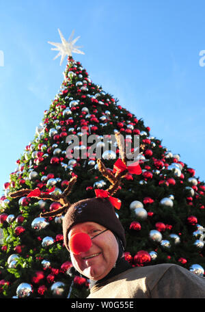 Une interprète vêtu comme Rudolf pose pour une photo devant un arbre de Noël à la suite de la 25e Water-Skiing Santa montrer sur la rivière Potomac au National Harbor dans le Maryland le 24 décembre 2010. UPI/Kevin Dietsch Banque D'Images