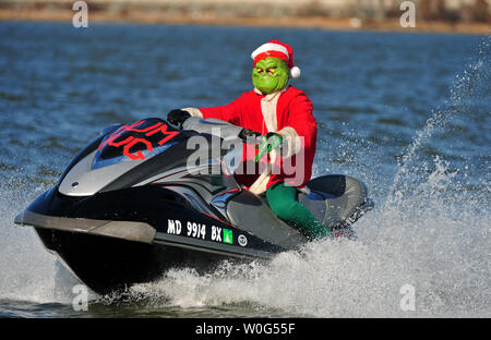 Une interprète vêtu comme le Grinch durs un jet ski au cours de la 25e Water-Skiing Santa montrer sur la rivière Potomac au National Harbor dans le Maryland le 24 décembre 2010. UPI/Kevin Dietsch Banque D'Images