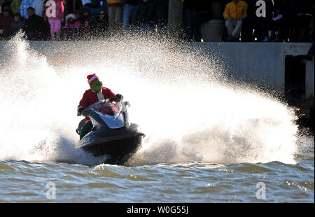 Une interprète vêtu comme le Grinch durs un jet ski au cours de la 25e Water-Skiing Santa montrer sur la rivière Potomac au National Harbor dans le Maryland le 24 décembre 2010. UPI/Kevin Dietsch Banque D'Images