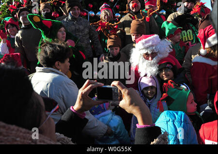 Enfants posent avec le Père Noël au cours de la 25e Water-Skiing Santa montrer sur la rivière Potomac au National Harbor dans le Maryland le 24 décembre 2010. UPI/Kevin Dietsch Banque D'Images