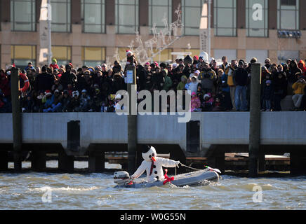 Une interprète vêtu Frosty conduit sa voile passé la foule lors de la 25th annual Water-Skiing Santa montrer sur la rivière Potomac au National Harbor dans le Maryland le 24 décembre 2010. UPI/Kevin Dietsch Banque D'Images