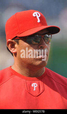 Des Phillies de Philadelphie catcher Carlos Ruiz participe à la pratique au bâton avant le match contre les Phillies ressortissants, au parc nationaux à Washington le 8 avril 2010. UPI/Kevin Dietsch Banque D'Images