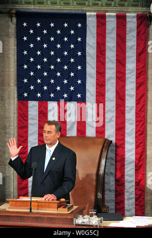 John Boehner (R-OH) est assermenté à titre de président de la Chambre pour le 112e Congrès à la chambre Chambres du Capitole à Washington le 5 janvier 2011. Boehner a été élu Président de la Chambre après les Républicains obtient la majorité pour la 112e Congrès. UPI/Kevin DIetsch Banque D'Images