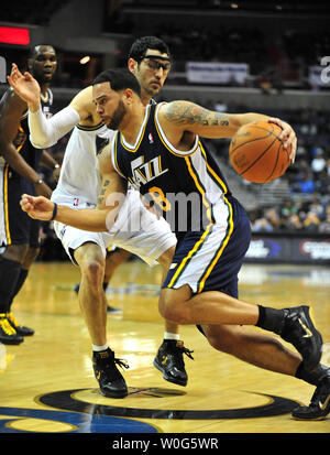 Utah Jazz Deron Williams durs pour le panier contre Washington Wizards Kirk Hinrich au cours de la première moitié du Verizon Center à Washington le 17 janvier 2011. UPI/Kevin Dietsch Banque D'Images