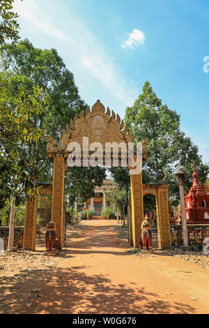 Une arche d'entrée d'un temple inconnu et cimetière près de Kampong Phluk, lac Tonlé Sap, près de Siem Reap, Cambodge, Asie du sud-est Banque D'Images