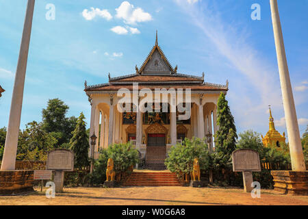 Un temple inconnu et cimetière près de Kampong Phluk, lac Tonlé Sap, près de Siem Reap, Cambodge, Asie du sud-est Banque D'Images