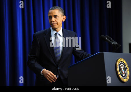 Le président Barack Obama quitte le podium après avoir tenu une conférence de presse à l'Eisenhower Executive Office Building à Washington le 15 février 2011. UPI/Kevin Dietsch Banque D'Images