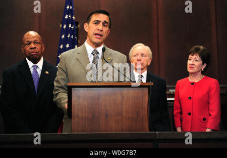 La surveillance de la chambre et la réforme du gouvernement Président Darrell Issa (R-CA) parle sur le le Government Accountability Office 'biennale de la série à haut risque' rapport qu'il est rejoint par le sénateur Joseph Lieberman (D-CN), la sénatrice Susan Collins (R-ME) et Elijah Cummings (D-MD), sur la colline du Capitole à Washington le 16 février 2011. Le rapport identifie les institutions les plus à risque de gaspillage, de fraude, d'abus, de mauvaise gestion ou dans le besoin de réforme. UPI/Kevin Dietsch.. Banque D'Images