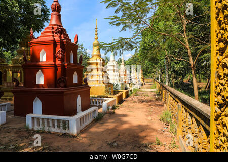 Graves ou des tombes ou mausolées à un temple inconnu et cimetière près de Kampong Phluk, lac Tonlé Sap, au Cambodge, en Asie du sud-est Banque D'Images