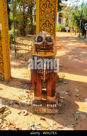Une statue de lion ou de chien à un temple inconnu et cimetière près de Kampong Phluk, lac Tonlé Sap, au Cambodge, en Asie du sud-est Banque D'Images