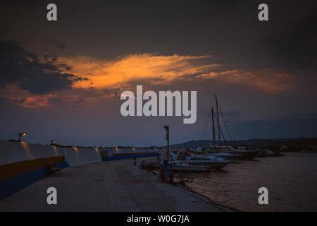 La location à quai, vue du coucher de soleil en Grecce, l'été Banque D'Images