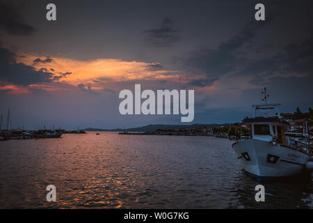 La location à quai, vue du coucher de soleil en Grecce Banque D'Images