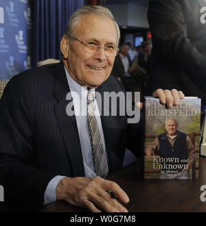 L'ancien secrétaire de la Défense Donald Rumsfeld a son livre "connus et inconnus : A Memoir" pour les photographes à la Heritage Foundation à Washington le 22 février 2011. UPI/Roger L. Wollenberg Banque D'Images