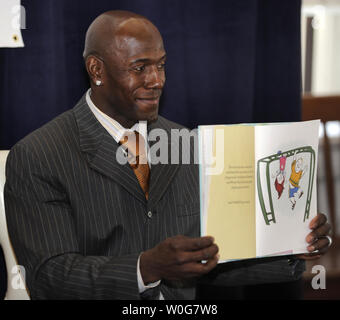 Récepteur de la NFL Green Bay Packers Donald Driver contient jusqu'le livre de rousseur Fraise et le Dodgeball Bully aux enfants qu'il prend part à l'éducation nationale de l'Association "Lire à travers l'Amérique" à la Bibliothèque du Congrès, le 2 mars 2011 à Washington, D.C. Driver s'est joint à la Première Dame Michelle Obama et de nombreux films, de la télévision et des célébrités du sport à motiver et encourager les enfants à célébrer la lecture. Le 2 mars est la date de naissance de l'auteur Dr. Seuss. UPI/Mike Theiler Banque D'Images