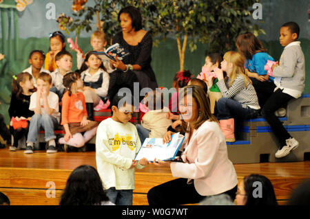 La première dame des États-Unis Michelle Obama et la première dame du Mexique Margarita Zavala (avant) lire "Le Chat dans le chapeau" Oyster-Adams avec les élèves à l'École primaire bilingue à Washington, DC, le 3 mars 2011. Des cours à l'école publique sont enseignés en anglais et espagnol. UPI/Pat Benic Banque D'Images