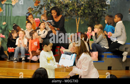 La première dame des États-Unis Michelle Obama et la première dame du Mexique Margarita Zavala (avant) lire "Le Chat dans le chapeau" Oyster-Adams avec les élèves à l'École primaire bilingue à Washington, DC, le 3 mars 2011. Des cours à l'école publique sont enseignés en anglais et espagnol. UPI/Pat Benic Banque D'Images