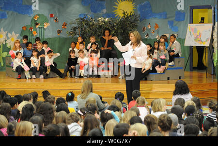 La première dame des États-Unis Michelle Obama écoute, première dame du Mexique Margarita Zavala lit un passage de l'espagnol une histoire aux écoliers à l'École primaire bilingue Oyster-Adams à Washington, DC, le 3 mars 2011. Des cours à l'école publique sont enseignés en anglais et espagnol. UPI/Pat Benic Banque D'Images