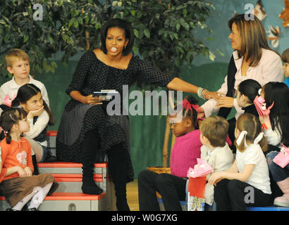 La première dame des États-Unis Michelle Obama lance la première dame du Mexique Margarita Zavala aux écoliers à l'École primaire bilingue Oyster-Adams à Washington, DC, le 3 mars 2011. Des cours à l'école publique sont enseignés en anglais et espagnol. UPI/Pat Benic Banque D'Images