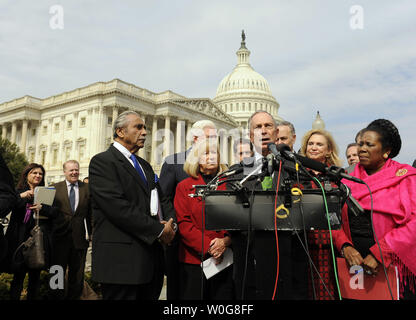 Ville de NY le maire Michael Bloomberg parle lors d'une conférence de presse pour appeler à une législation exigeant une vérification des antécédents pour presque toutes les transactions d'armes à feu sur la colline du Capitole à Washington le 15 mars 2011. De gauche à droite, le Représentant Charles Rangel, D-N.Y., Rép. Carolyn McCarthy, D-N.Y., Rép. Jim Moran, D-Va., Bloomberg, le sénateur Charles Schumer, D-N.Y., Rép. Carolyn Maloney, D-N.Y., et Sheila Jackson-Lee, Rép. D-Texas. UPI/Roger L. Wollenberg Banque D'Images