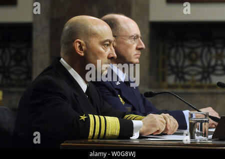 Le SMA de la marine. James Stavridis, commandant de l'U.S. European Command et commandant suprême des forces alliées en Europe ; et le général de l'Armée de l'Air C. Robert Kehler, commandant du Commandement stratégique des États-Unis (L à R) témoigner devant la Commission des forces armées du Sénat concernant le Commandement européen des États-Unis et le Commandement stratégique américain de budget pour 2012 et au-delà sur la colline du Capitole à Washington le 29 mars 2011. UPI/Roger L. Wollenberg Banque D'Images