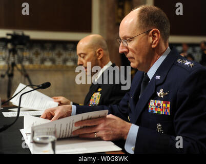 Le SMA de la marine. James Stavridis, commandant de l'U.S. European Command et commandant suprême des forces alliées en Europe ; et le général de l'Armée de l'Air C. Robert Kehler, commandant du Commandement stratégique des États-Unis (L à R) témoigner devant la Commission des forces armées du Sénat concernant le Commandement européen des États-Unis et le Commandement stratégique américain de budget pour 2012 et au-delà sur la colline du Capitole à Washington le 29 mars 2011. UPI/Roger L. Wollenberg Banque D'Images